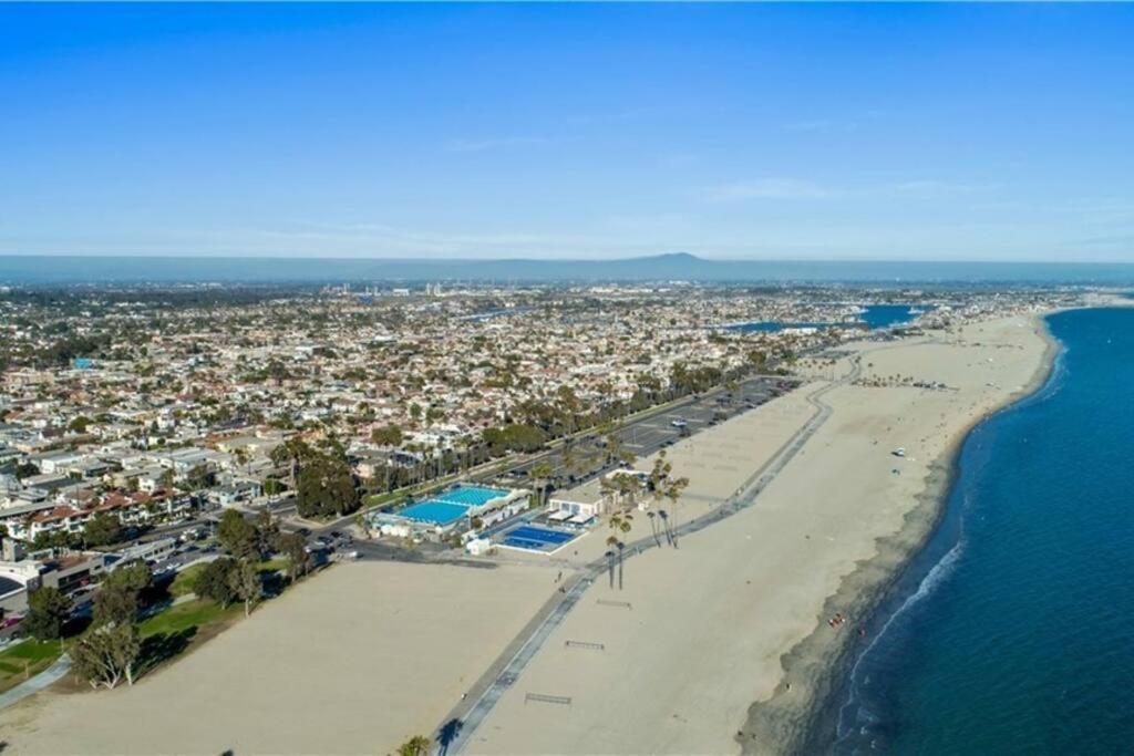 Apartment A Corner Unit With Ocean Views From Every Long Beach