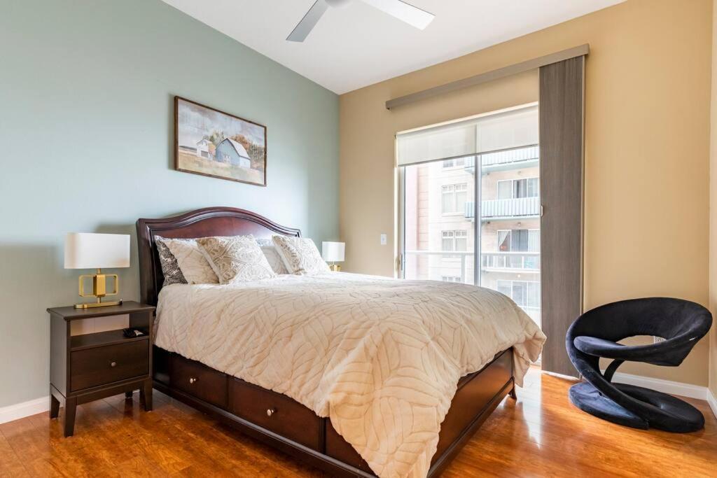 Apartment A Corner Unit With Ocean Views From Every Long Beach